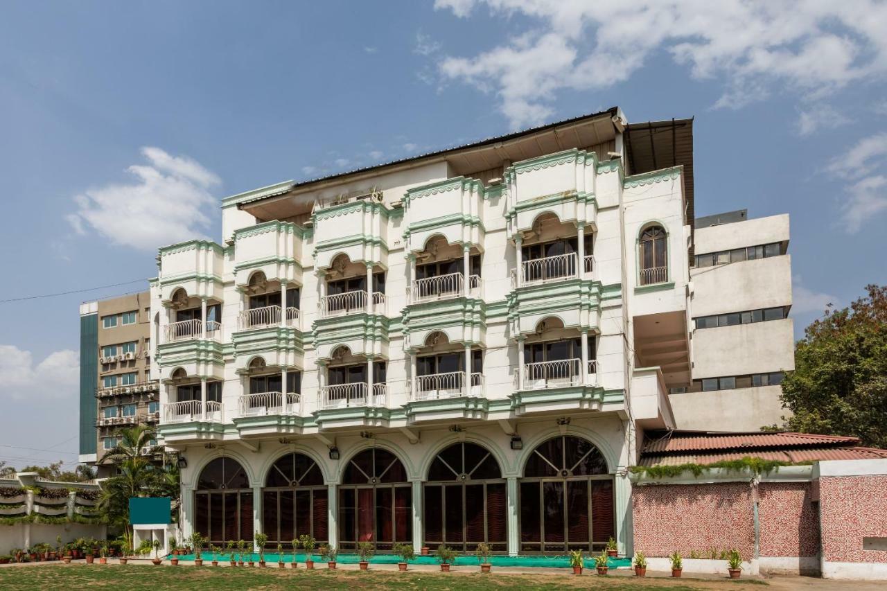 Hotel Oyo 38142 Girdhar Mahal Indore Exterior foto